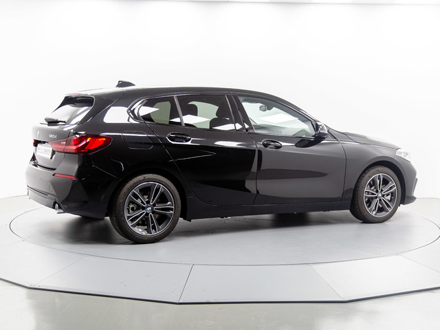 BMW Serie 1 120d color Negro. Año 2022. 140KW(190CV). Diésel. En concesionario Móvil Begar Alicante de Alicante