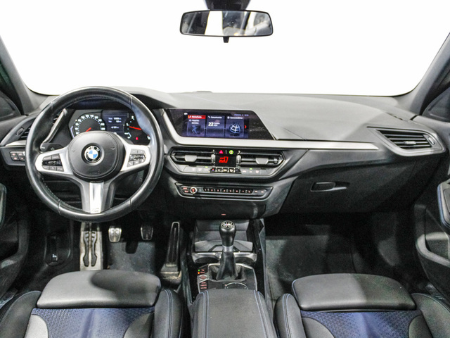 BMW Serie 1 118d color Gris. Año 2020. 110KW(150CV). Diésel. En concesionario Barcelona Premium -- GRAN VIA de Barcelona