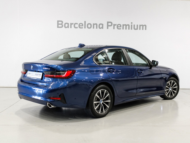 BMW Serie 3 330e color Azul. Año 2022. 215KW(292CV). Híbrido Electro/Gasolina. En concesionario Barcelona Premium -- GRAN VIA de Barcelona