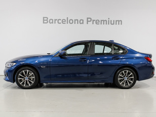 Fotos de BMW Serie 3 330e color Azul. Año 2022. 215KW(292CV). Híbrido Electro/Gasolina. En concesionario Barcelona Premium -- GRAN VIA de Barcelona