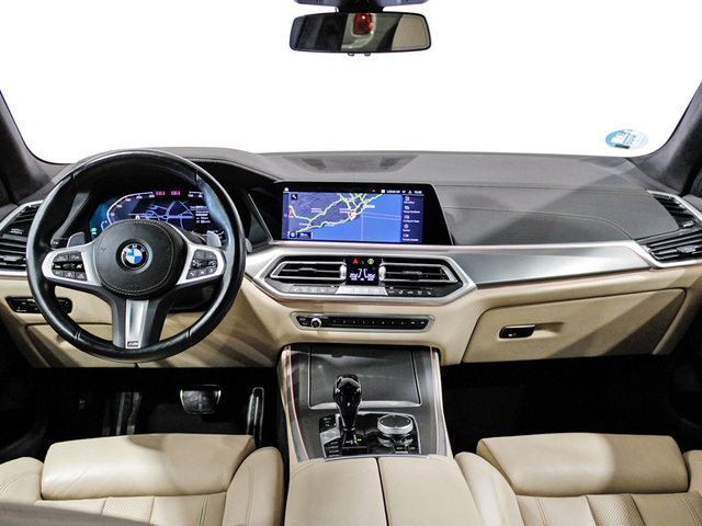 BMW X5 xDrive40d color Gris. Año 2022. 250KW(340CV). Diésel. En concesionario Barcelona Premium -- GRAN VIA de Barcelona