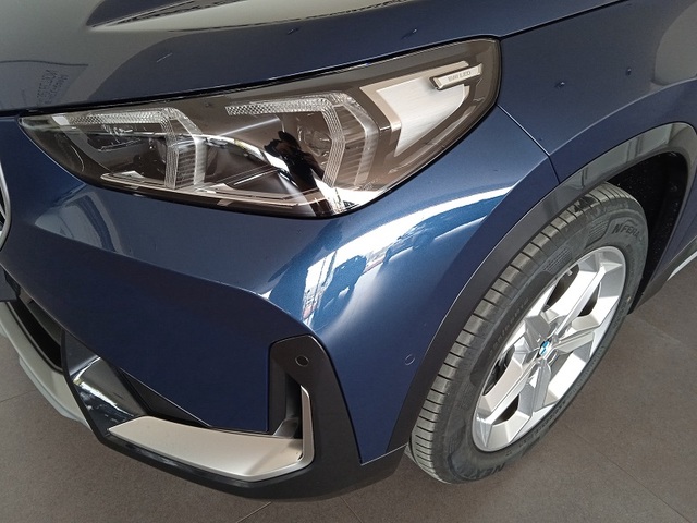 BMW X1 sDrive18d color Azul. Año 2023. 110KW(150CV). Diésel. En concesionario ALBAMOCION CIUDAD REAL  de Ciudad Real