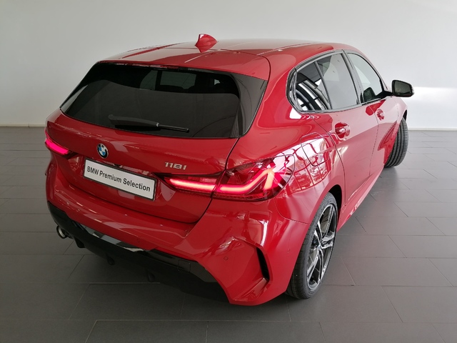BMW Serie 1 118i color Rojo. Año 2023. 103KW(140CV). Gasolina. En concesionario Adler Motor S.L. TOLEDO de Toledo