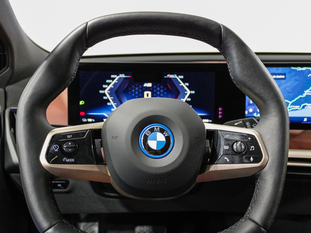 BMW iX M60 color Negro. Año 2023. 455KW(619CV). Eléctrico. En concesionario Barcelona Premium -- GRAN VIA de Barcelona