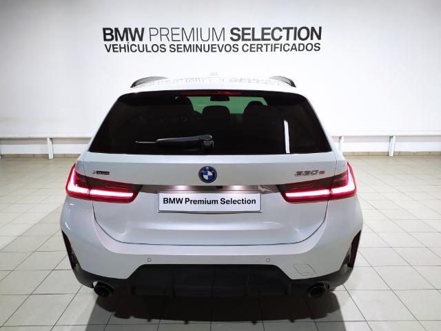 BMW Serie 3 330e Touring color Blanco. Año 2022. 215KW(292CV). Híbrido Electro/Gasolina. En concesionario Hispamovil Elche de Alicante