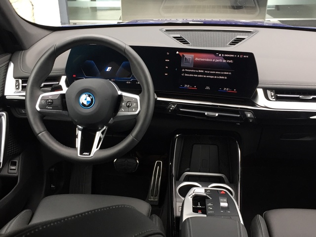 BMW iX1 xDrive30 color Azul. Año 2023. 230KW(313CV). Eléctrico. En concesionario Grünblau Motor (Bmw y Mini) de Cantabria