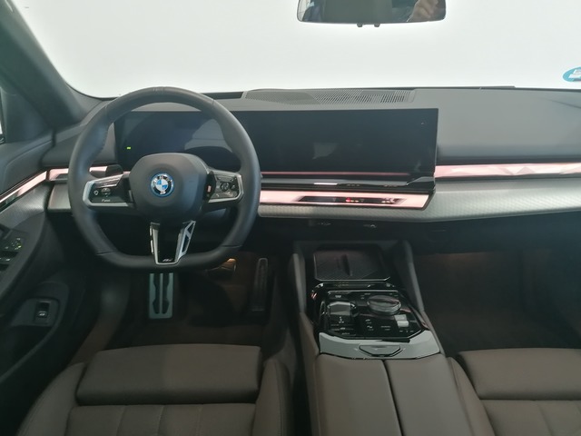 BMW i5 eDrive40 color Gris. Año 2023. 250KW(340CV). Eléctrico. En concesionario Adler Motor S.L. TOLEDO de Toledo