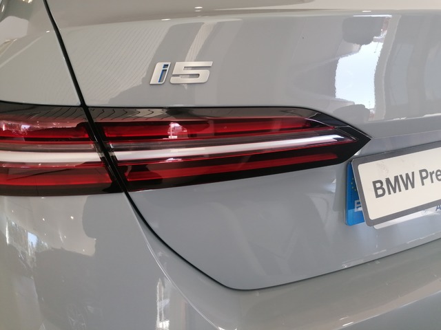 BMW i5 eDrive40 color Gris. Año 2023. 250KW(340CV). Eléctrico. En concesionario Adler Motor S.L. TOLEDO de Toledo