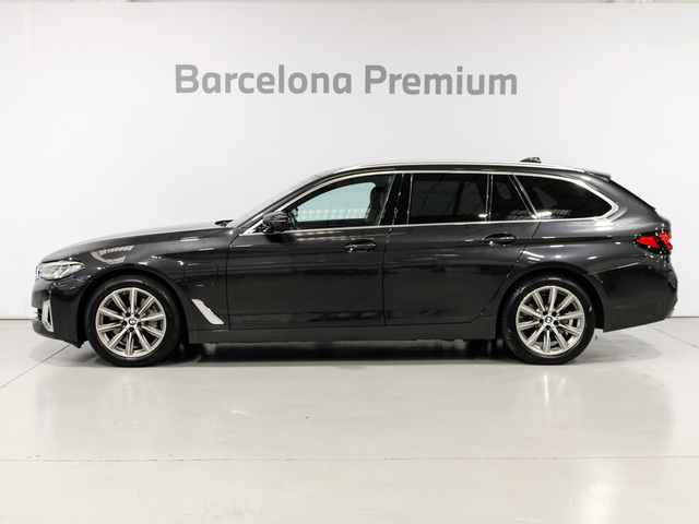 BMW Serie 5 530e Touring color Gris. Año 2021. 215KW(292CV). Híbrido Electro/Gasolina. En concesionario Barcelona Premium -- GRAN VIA de Barcelona