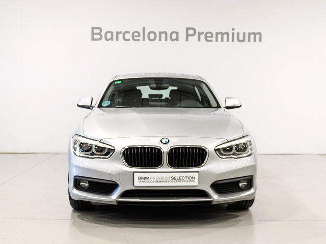BMW Serie 1 118i color Gris Plata. Año 2018. 100KW(136CV). Gasolina. En concesionario Barcelona Premium -- GRAN VIA de Barcelona