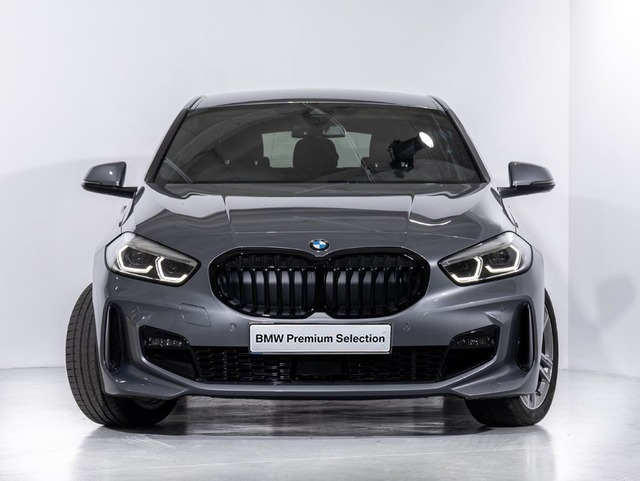 BMW Serie 1 118d color Gris. Año 2023. 110KW(150CV). Diésel. En concesionario Oliva Motor Girona de Girona