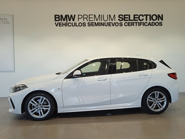 BMW Serie 1 118d color Blanco. Año 2023. 110KW(150CV). Diésel. En concesionario ALBAMOCION CIUDAD REAL  de Ciudad Real
