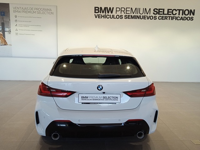 BMW Serie 1 118d color Blanco. Año 2023. 110KW(150CV). Diésel. En concesionario ALBAMOCION CIUDAD REAL  de Ciudad Real