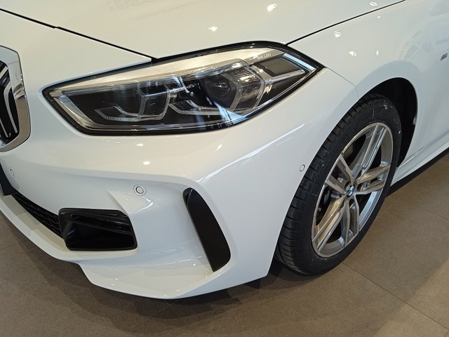 BMW Serie 1 118d color Blanco. Año 2023. 110KW(150CV). Diésel. En concesionario Albamocion S.L. ALBACETE de Albacete