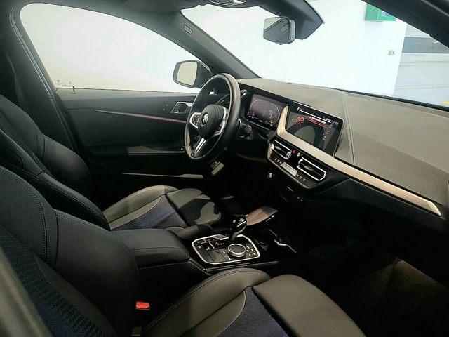 BMW Serie 1 118d color Negro. Año 2023. 110KW(150CV). Diésel. En concesionario Proa Premium Palma de Baleares