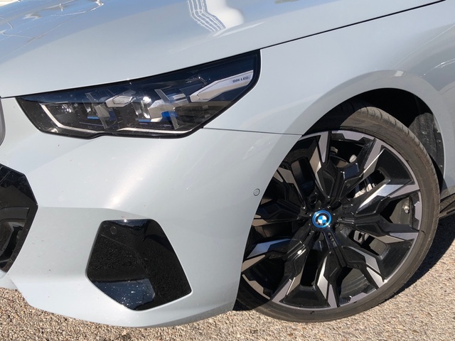 BMW i5 eDrive40 color Gris. Año 2023. 250KW(340CV). Eléctrico. En concesionario Auto Premier, S.A. - ALCALÁ DE HENARES de Madrid