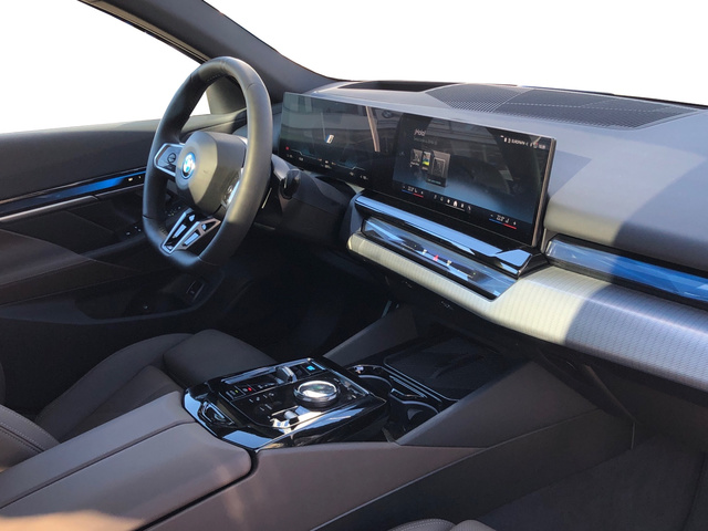 BMW i5 eDrive40 color Gris. Año 2023. 250KW(340CV). Eléctrico. En concesionario Auto Premier, S.A. - ALCALÁ DE HENARES de Madrid