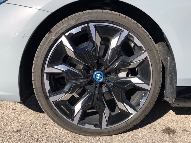 BMW i5 eDrive40 color Gris. Año 2023. 250KW(340CV). Eléctrico. En concesionario Auto Premier, S.A. - ALCALÁ DE HENARES de Madrid