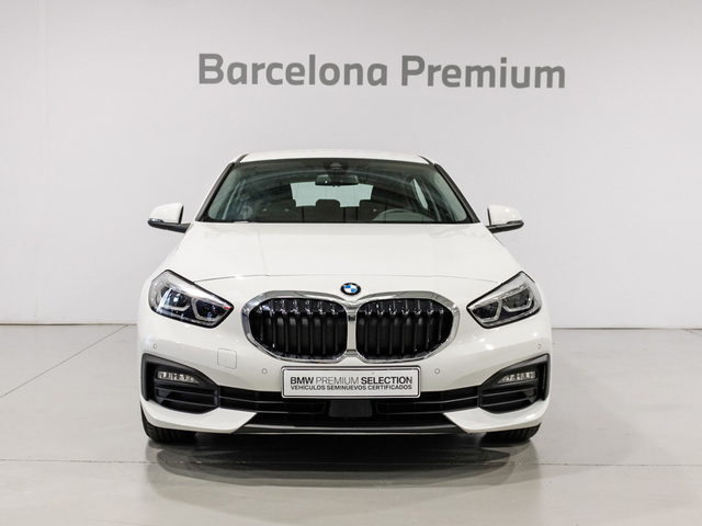 BMW Serie 1 118i color Blanco. Año 2023. 103KW(140CV). Gasolina. En concesionario Barcelona Premium -- GRAN VIA de Barcelona