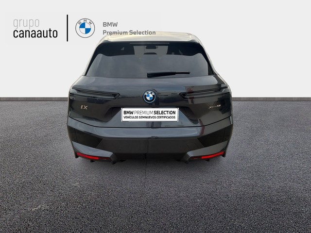 BMW iX xDrive50 color Gris. Año 2022. 385KW(523CV). Eléctrico. En concesionario CANAAUTO - TACO de Sta. C. Tenerife