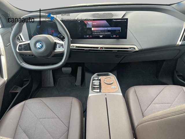 BMW iX xDrive50 color Gris. Año 2022. 385KW(523CV). Eléctrico. En concesionario CANAAUTO - TACO de Sta. C. Tenerife