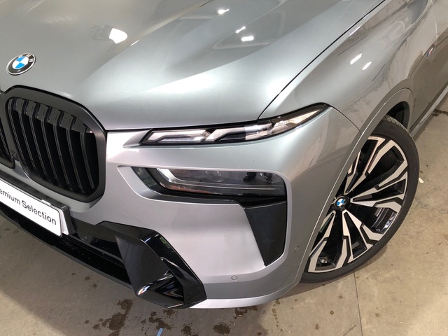 BMW X7 xDrive40d color Gris. Año 2024. 259KW(352CV). Diésel. En concesionario Movilnorte El Plantio de Madrid