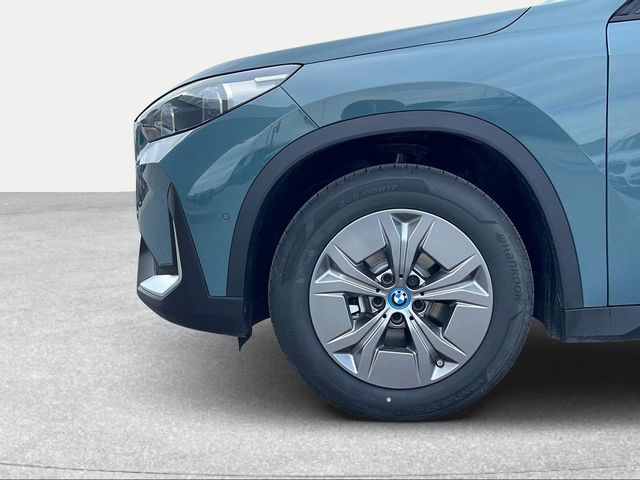 BMW iX1 xDrive30 color Verde. Año 2024. 230KW(313CV). Eléctrico. En concesionario Carteya Motor | Campo de Gibraltar de Cádiz