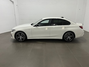 Fotos de BMW Serie 3 320d color Blanco. Año 2022. 140KW(190CV). Diésel. En concesionario Amiocar S.A. de Coruña