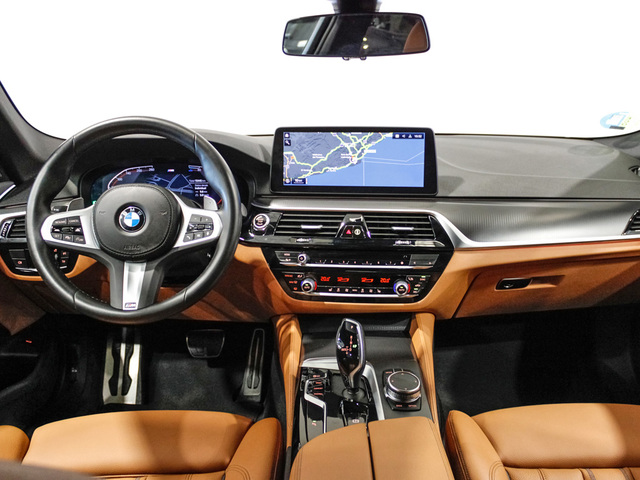 BMW Serie 5 520d color Negro. Año 2023. 140KW(190CV). Diésel. En concesionario Barcelona Premium -- GRAN VIA de Barcelona