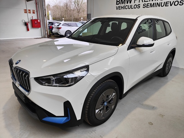 BMW iX1 xDrive30 color Blanco. Año 2024. 230KW(313CV). Eléctrico. En concesionario Lurauto - Gipuzkoa de Guipuzcoa