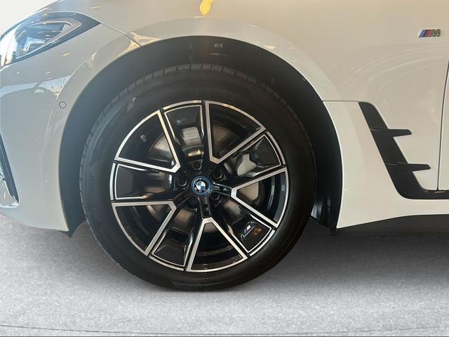 BMW i4 eDrive40 color Blanco. Año 2023. 250KW(340CV). Eléctrico. En concesionario Motri Motor Jaén de Jaén