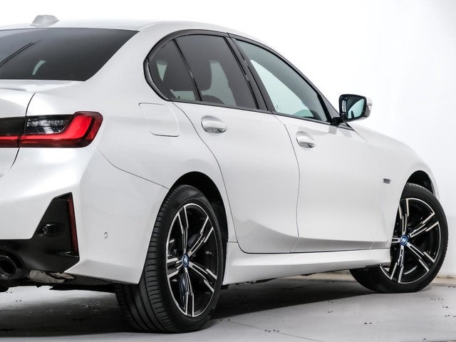BMW Serie 3 330e color Blanco. Año 2023. 215KW(292CV). Híbrido Electro/Gasolina. En concesionario Oliva Motor Tarragona de Tarragona