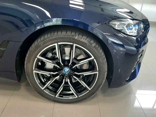 BMW i4 eDrive40 color Azul. Año 2024. 250KW(340CV). Eléctrico. En concesionario Automoviles Bertolin S.L. de Valencia