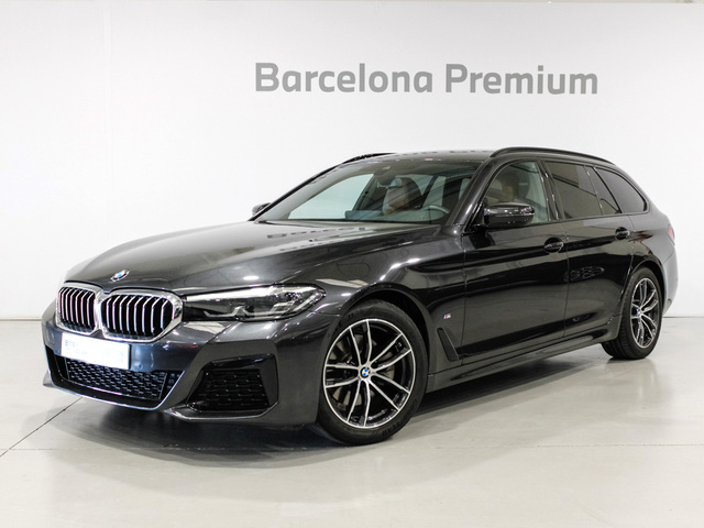 BMW Serie 5 520d Touring color Gris. Año 2023. 140KW(190CV). Diésel. En concesionario Barcelona Premium -- GRAN VIA de Barcelona