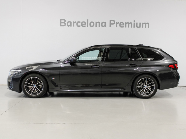BMW Serie 5 520d Touring color Gris. Año 2023. 140KW(190CV). Diésel. En concesionario Barcelona Premium -- GRAN VIA de Barcelona