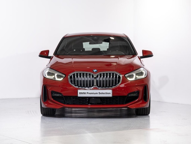 BMW Serie 1 118i color Rojo. Año 2024. 103KW(140CV). Gasolina. En concesionario Oliva Motor Girona de Girona