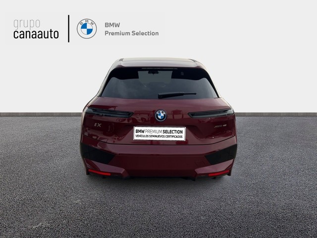 BMW iX xDrive40 color Rojo. Año 2021. 240KW(326CV). Eléctrico. En concesionario CANAAUTO - TACO de Sta. C. Tenerife
