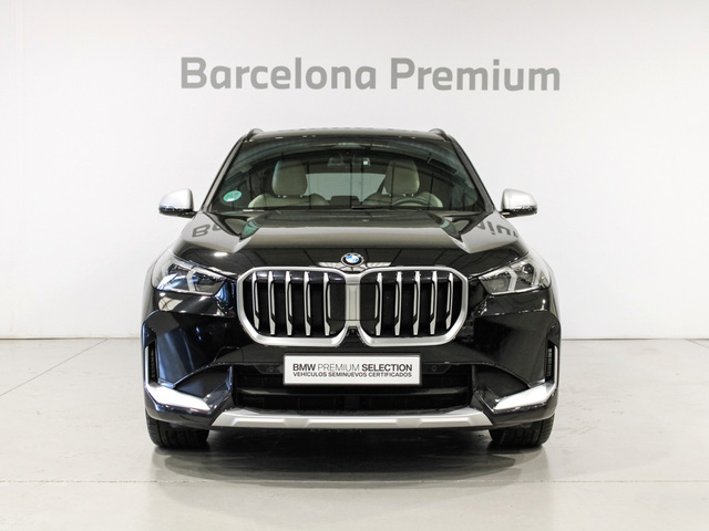 BMW X1 sDrive18i color Negro. Año 2023. 100KW(136CV). Gasolina. En concesionario Barcelona Premium -- GRAN VIA de Barcelona