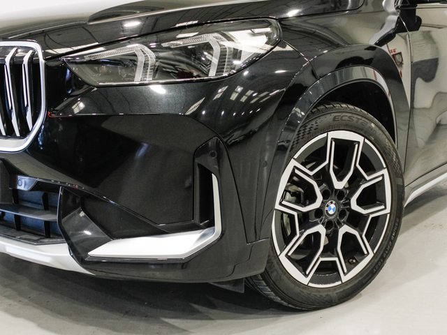 BMW X1 sDrive18i color Negro. Año 2023. 100KW(136CV). Gasolina. En concesionario Barcelona Premium -- GRAN VIA de Barcelona