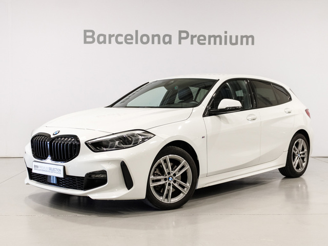 BMW Serie 1 118d color Blanco. Año 2023. 110KW(150CV). Diésel. En concesionario Barcelona Premium -- GRAN VIA de Barcelona