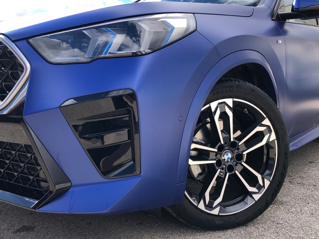 BMW X2 sDrive18d color Azul. Año 2024. 110KW(150CV). Diésel. En concesionario Momentum S.A. de Madrid