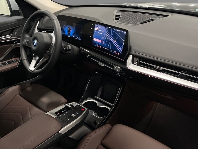 BMW X1 xDrive25e color Negro. Año 2024. 180KW(245CV). Híbrido Electro/Gasolina. En concesionario Engasa S.A. de Valencia