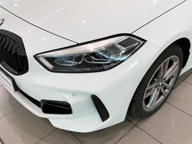 BMW Serie 1 118d color Blanco. Año 2023. 110KW(150CV). Diésel. En concesionario Celtamotor Lalín de Pontevedra