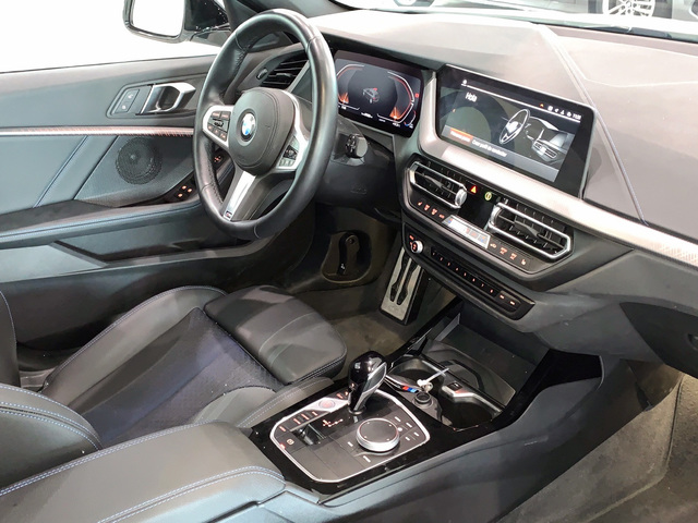 BMW Serie 1 118d color Blanco. Año 2023. 110KW(150CV). Diésel. En concesionario Celtamotor Lalín de Pontevedra