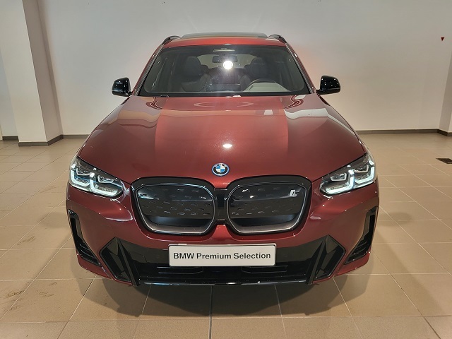 BMW iX3 M Sport color Rojo. Año 2023. 210KW(286CV). Eléctrico. En concesionario Movitransa Cars Jerez de Cádiz