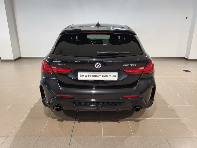 BMW Serie 1 M135i color Negro. Año 2023. 225KW(306CV). Gasolina. En concesionario Movitransa Cars Huelva de Huelva