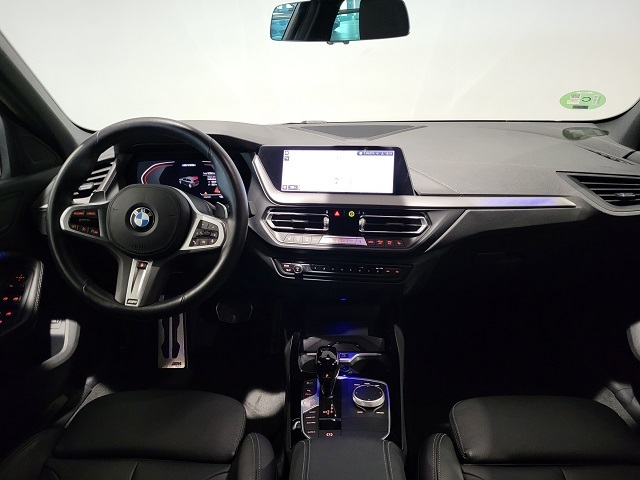 BMW Serie 1 M135i color Negro. Año 2023. 225KW(306CV). Gasolina. En concesionario Movitransa Cars Huelva de Huelva