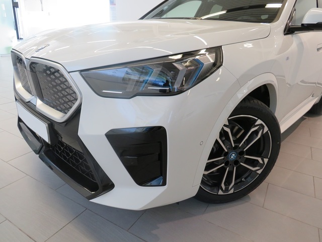 BMW iX2 xDrive30 color Blanco. Año 2024. 230KW(313CV). Eléctrico. En concesionario Lugauto S.A. de Lugo