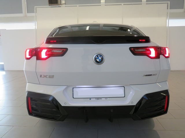 BMW iX2 xDrive30 color Blanco. Año 2024. 230KW(313CV). Eléctrico. En concesionario Lugauto S.A. de Lugo