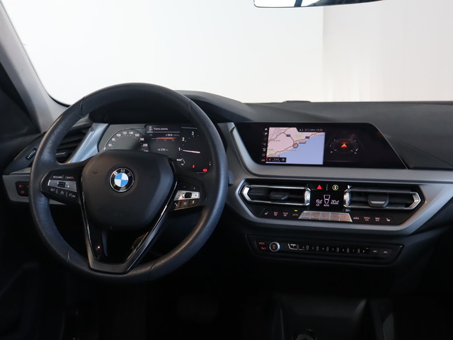 BMW Serie 1 118i color Negro. Año 2019. 103KW(140CV). Gasolina. En concesionario Pruna Motor de Barcelona